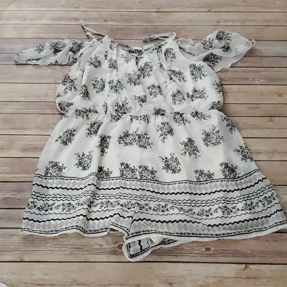 White and gray pattern romper size XL